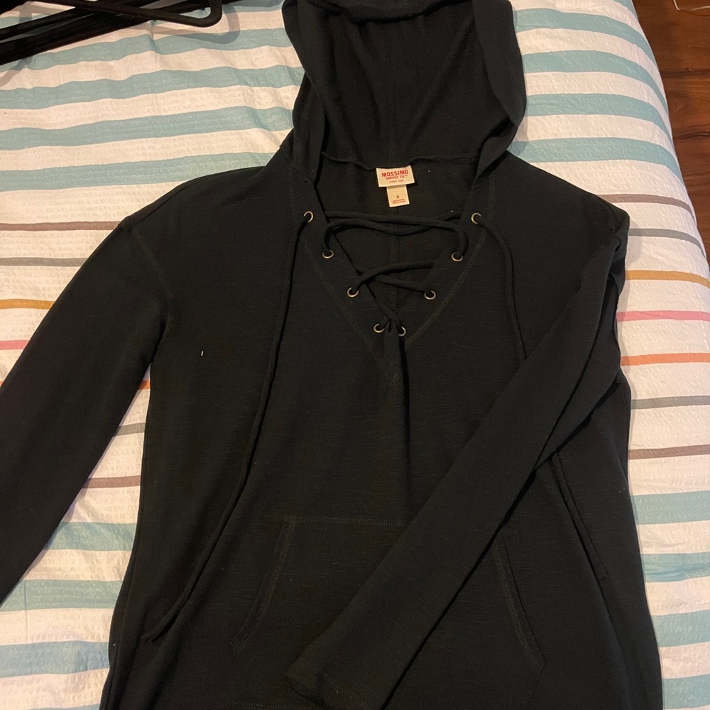 Black sweatshirt with hood.